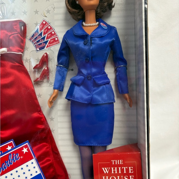 Barbie for President 2000 Doll Toys R' Us Exclusive Brunette 27305 Mattel New - Picture 9 of 10